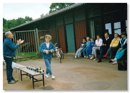 Christel Weiss hämtar sitt pris från Wikner Roos vid KM 1987.